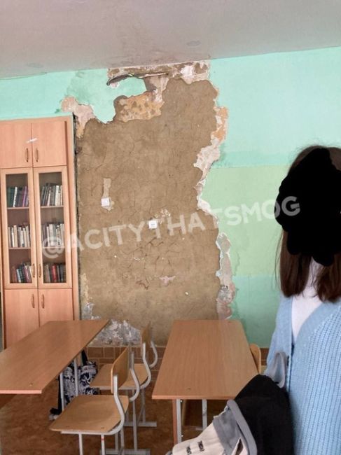В школе №68 в Челябинске произошла протечка кровли, в результате которой образовались лужи на полу и часть..