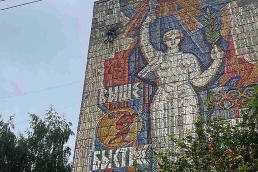 Мозаику «Выше, быстрее, сильнее» на торце девятиэтажного дома №118 по улице Березовской отреставрируют за 24..