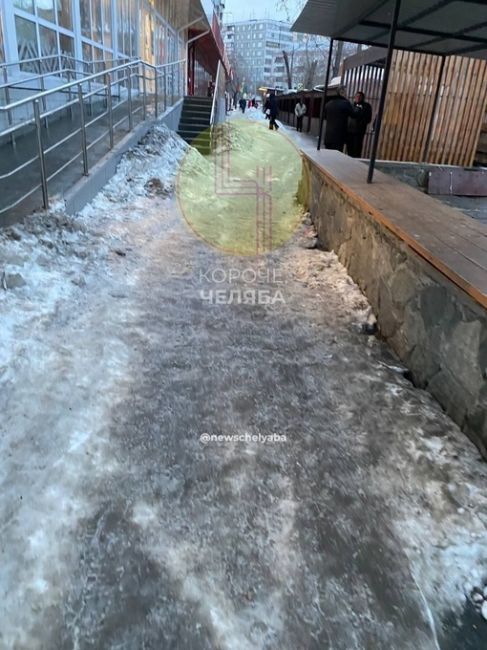 Снежная каша и огромные сосульки на улицах Челябинска. 

Фото: Короче,..