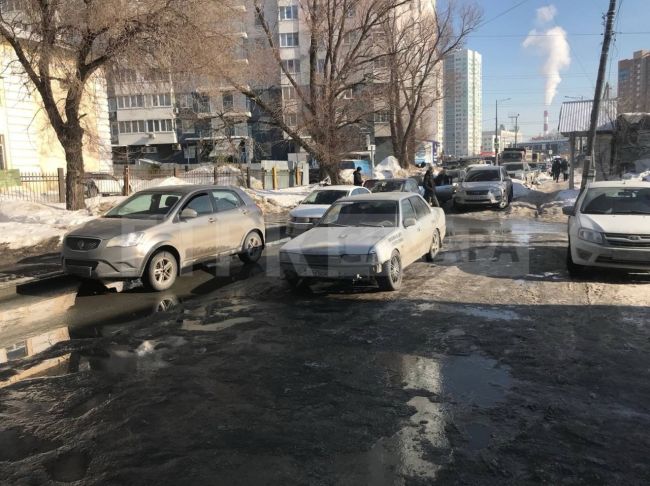 Лег на крышу: в Самаре Hyundai перевернулся на улице Потапова 

Публикуем кадры с места аварии

В Самаре..