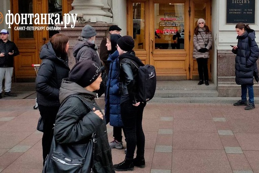 В крупных городах РФ эвакуируют людей из-за звонков о бомбе

В Петербурге сегодня днём эвакуировали..