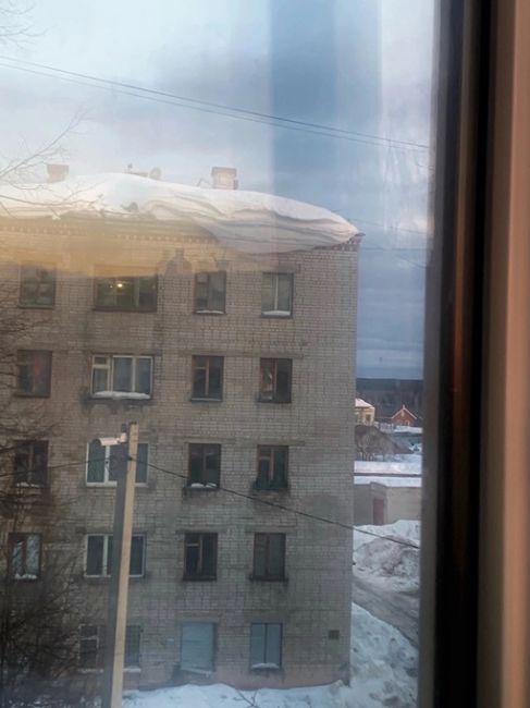 В Березниках на Пятилетки, 110 весит огромная куча снега. После вчерашней трагедии хочется напомнить вновь,..