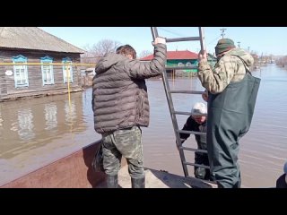 Спасаются на лодках и тракторах: на юге Самарской области введён режим ЧС 

Люди покидают дома 

Большой Иргиз..
