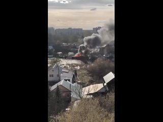 Сильный пожар в частном секторе на Федосеенко.

Соседи говорят, что хозяева участка жгли мусор и пламя..