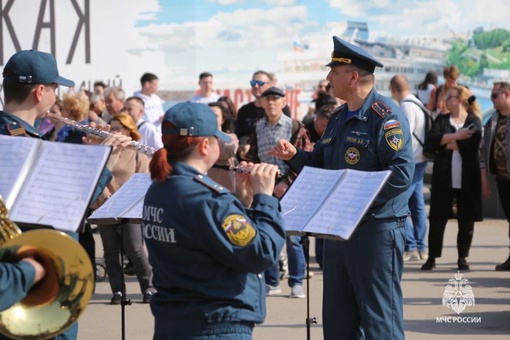 На Перми-2 сейчас стоит тематический поезд «Сила в Правде»

Желающие могут посмотреть на военную..