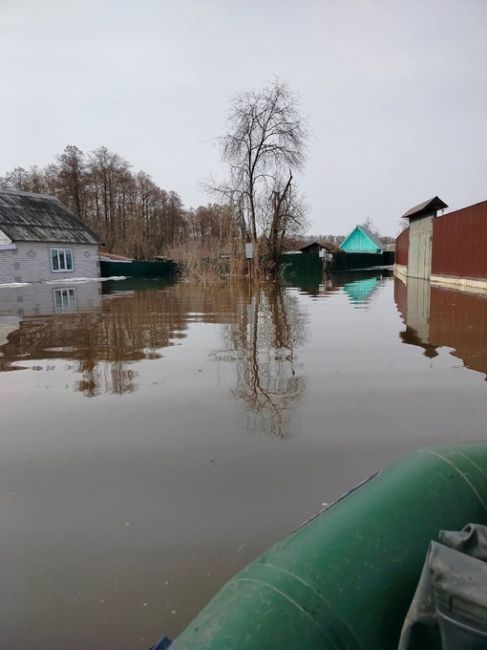 🚣‍♀️ Для жителей некоторых районов области теперь лодка — главный транспорт.
..