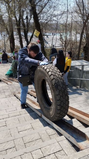 Ростовчане провели субботник на Казанской лестнице. Более 50 активистов собрали 68 мешков мусора и битого..