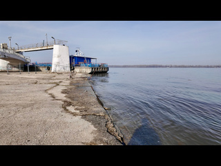 Волжская ГЭС начала сброс — уровень воды в Волге у причала речного Вокзала утром 17..