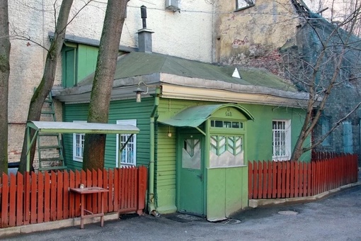 Если вам кажется, что жить в частном доме в центре Петербурга невозможно, то вот пример с Бoльшой Пушкарской..