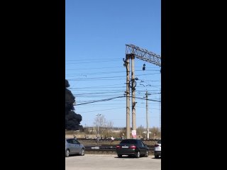 В Омских нефтяниках крупный пожар промзоны на железнодорожных путях...