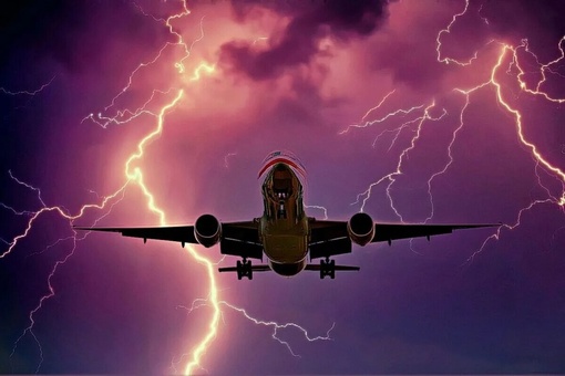В самолет, летевший в Омск из Сургута, ударила молния

В самолет авиакомпании «ЮТэйр» попала молния, когда он..