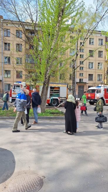 3-я Филёвская д 4 
Причина возникновения пожара неизвестна. 
Дом под реновацию, нектрые квартиры уже расселили..