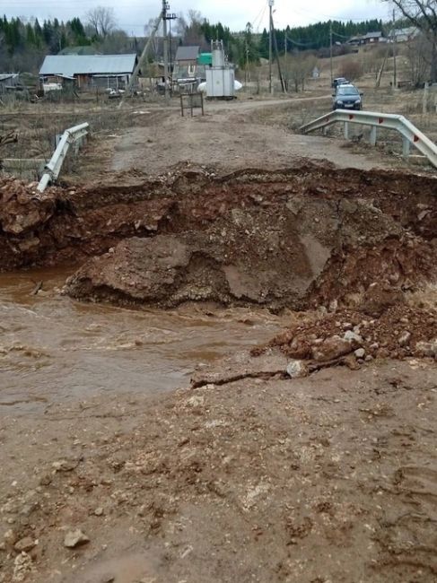 В Прикамье паводком смыло мост через реку Гаревая

Его построили всего три года назад

Фото: Александр..