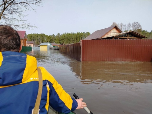 🚣‍♀️ Для жителей некоторых районов области теперь лодка — главный транспорт.
..