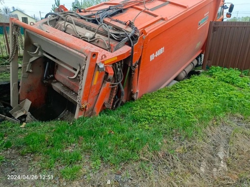 В Арзамасском селе Чернуха под землю ушел мусоровоз 

Местные жители говорят, что грузовик не могут вытащить..