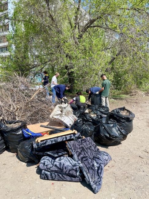 Жители Спартановки не стали сидеть дома в свой выходной и вышли на субботник, чтобы навести чистоту в одном..