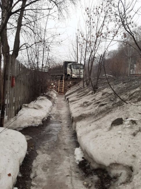 От подписчика: «Жители улицы Соликамской заблокированы грязью и строительным мусором, собственником..