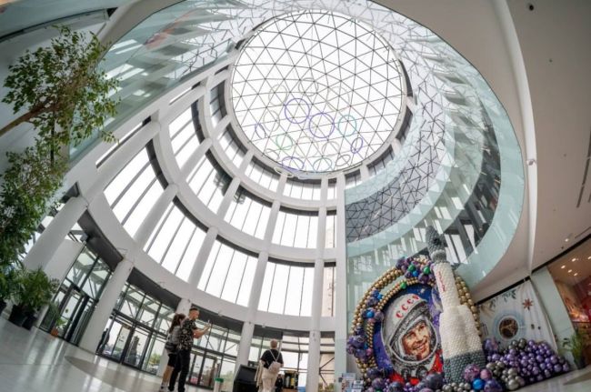 В гиперларьке «МегаМаг» построили космическую инсталляцию из 100 тысяч воздушных шаров.
 
Тематический..