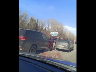 От подписчиков 

ДТП на Шоссе Космонавтов недалеко от ул. Леонова. Будьте аккуратнее и внимательнее на..