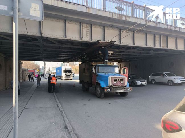 «Мост глупости» у метро Гагаринская поймал очередную жертву. Даже предупреждающий плакат не сработал

Фуру..