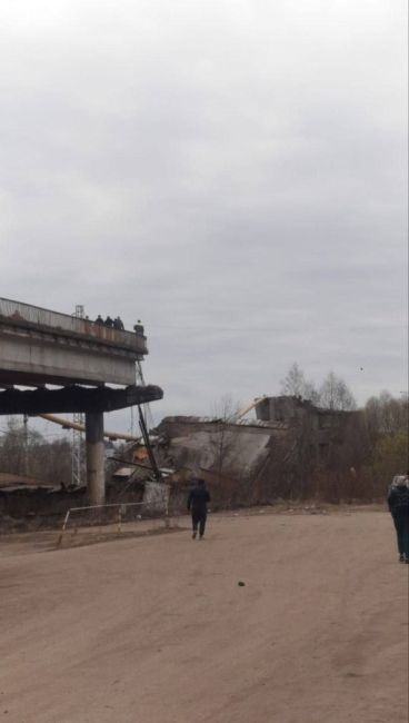 Путепровод обрушился в городе Вязьма Смоленской областиВ этот момент на мосту находились легковушка и..