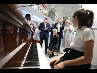 Здесь не нужны слова: в Волгограде Александра Пахмутова села за свой рояль Petrof и исполнила песню «Надежда»..