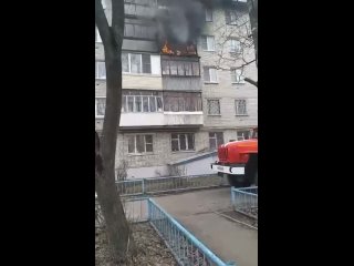 🗣В серьезном пожаре на улице Путейской едва не погиб пожилой мужчина. 
 
Жители говорят, что родственники..