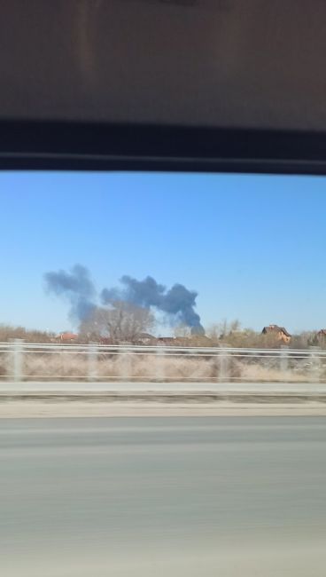 Сегодня около 12:00 был слышен сильный хлопок и повалил дым, Где-то в..