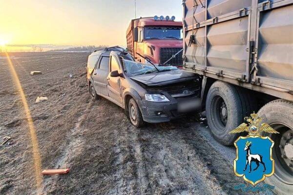 В Самарской области погиб водитель легковушки, которая врезалась в два грузовика 

Авария произошла утром 4..