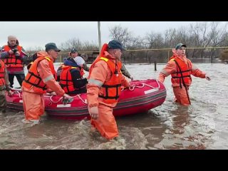 "Глубина до двух метров": из затопленной Сухой Вязовки под Самарой людей вывозят лодками 

В районе введён..