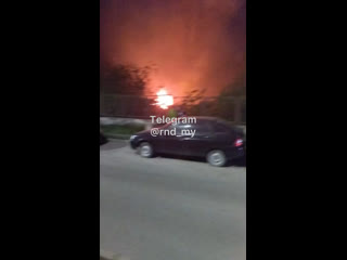 🔥 Пожар в частном секторе на Извилистой. Огонь перекинулся на деревья. Пожарные на..