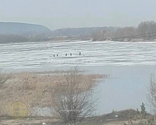 На улице почти +20, но казанские рыбаки до сих пор сидят на льду Волги возле Займищенского..