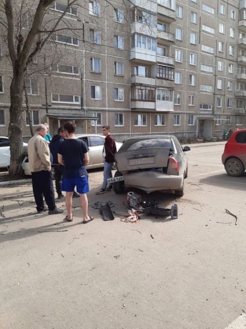 ДТП на Маршала Толбухина, 16. Пострадали два автомобиля, один въехал в..