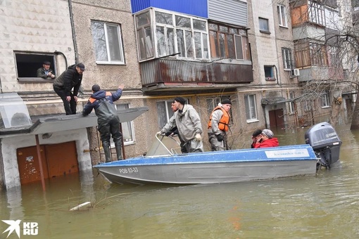 Вся Россия в одном видео

Пока в затопленном Орске люди спасаются на резиновых лодках, министр МЧС проезжает..