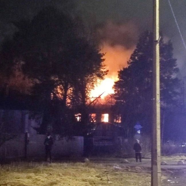 В Стрельне на Волхонском шоссе вчера горело двухэтажное здание

31 марта в 20:22 поступило сообщение о пожаре на..