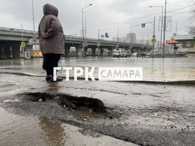 В Самаре на Советской Армии провалился асфальт 

Это произошло рядом с пешеходным переходом

В Самаре..