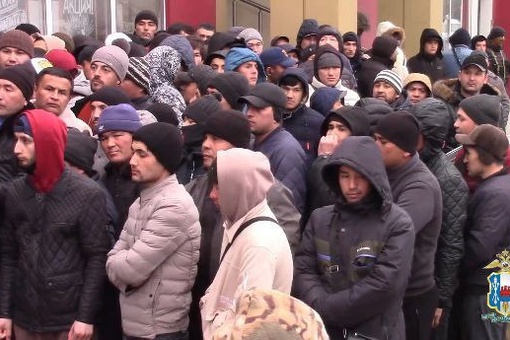Силовики проверили около 500 мигрантов на стройках и рынках в Ростове и Аксае. Об этом сообщили в МВД...