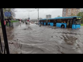 Москва поплыла.

Многие дороги и тротуары затопило, возможны локальные задержки..