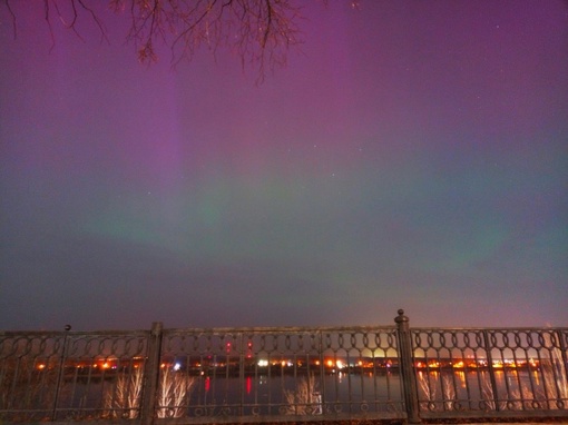 Еще фото северного сияния сегодня в Перми около пол первого ночи 

Фото: Марина..