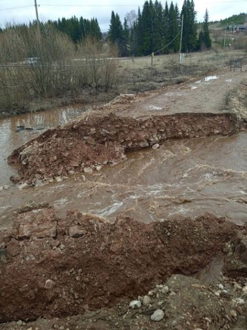 В Прикамье паводком смыло мост через реку Гаревая

Его построили всего три года назад

Фото: Александр..