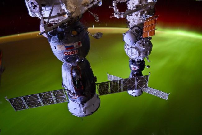 Донской космонавт Николай Чуб снял Полярное сияние из космоса и поделился этими великолепными фотографиями..
