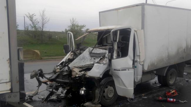 Спасатели вырезали тело водителя из раздавленной «Газели» на трассе в Самарской области 

Кабину фургона..