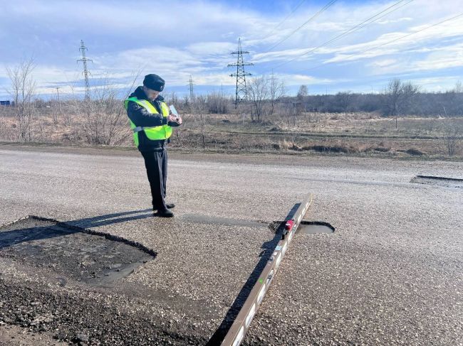 В Самарской области сотрудники ГИБДД начали фиксировать дорожные ямы и выбоины 

Должностных лиц дорожных..