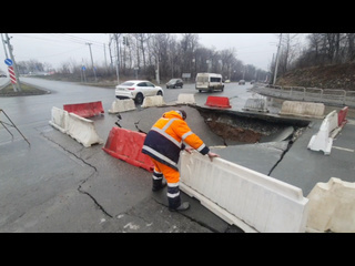 Место провала асфальта огородили на пересечении улиц Демократической/Самара..