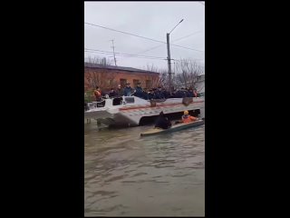 Вся Россия в одном видео

Пока в затопленном Орске люди спасаются на резиновых лодках, министр МЧС проезжает..