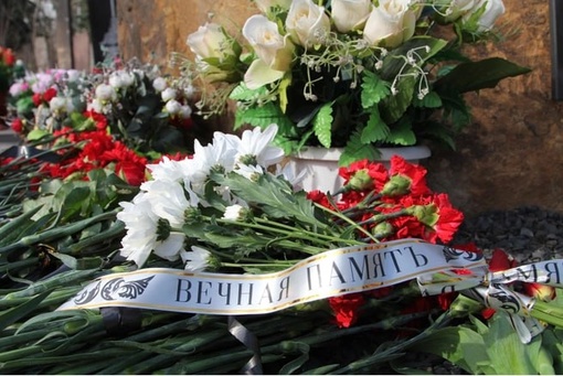 Цветы с мемориала погибших в "Крокус Сити" перевезли на Северное кладбище. Их разместили на Аллею героев...