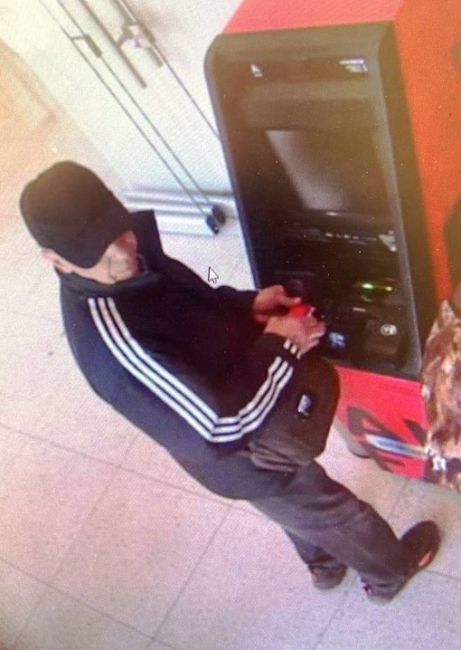 Полиция ищет омича, забравшего из банкомата чужие деньги

Сотрудники омской полиции ищут мужчину, который..
