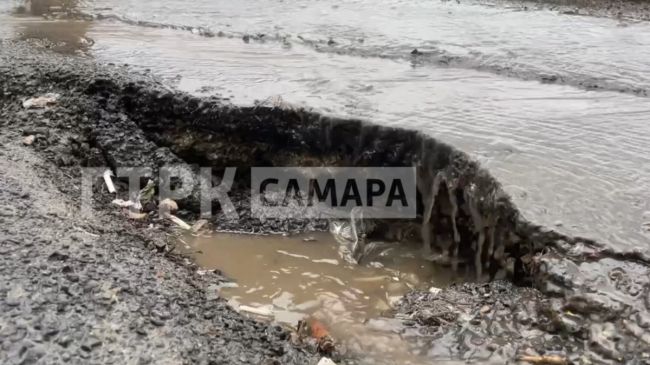 В Самаре на Советской Армии провалился асфальт 

Это произошло рядом с пешеходным переходом

В Самаре..