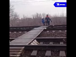 А это спасатели эвакуируют новосибирца с железнодорожной станции Левая Обь. Он упал и сломал ногу. По таким..