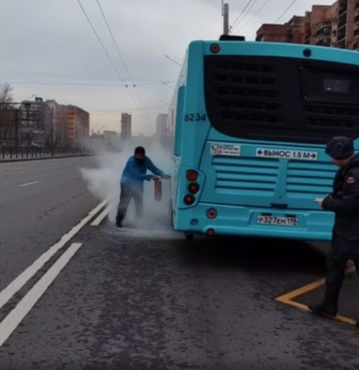 Что-то временно, а что-то вечно: в Петербурге снова дымит лазурный автобус

Автобус 239-го маршрута задымил на..
